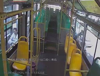 女騎手被追尾受傷 公交司機(jī)下車攔截肇事者