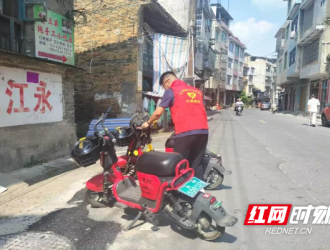 道路過窄車輛和行人易“對(duì)沖” 這段馬路能否重新規(guī)劃停車位