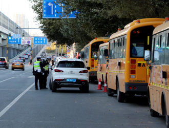 冰城交警全力營造校園周邊良好停車環(huán)境