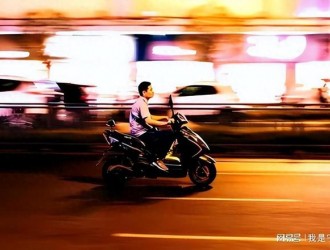 大媽帶電動(dòng)車坐公交被攆下車，打電話“搖人”，網(wǎng)友：后臺(tái)要倒霉