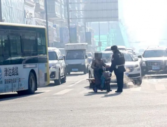 “闖進”快車道、“越線停車”、走專用車這些電動車違法被取締